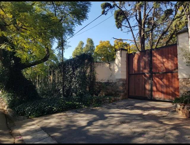 7 BEDROOM HOUSE FOR SALE IN HOUGHTON ESTATE